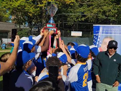 Espaillat premia a equipo Inwood como campeón de pequeñas ligas