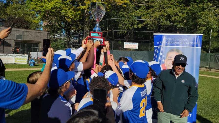 Espaillat premia al equipo Inwood como campeón de la copa de Pequeñas Ligas de Béisbol