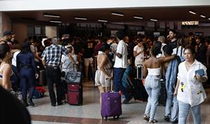 Falla eléctrica en el AILA genera caos: vuelos desviados, baños y establecimientos sin acceso