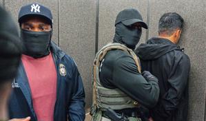 Cuidado con el hielo en las vías: en Texas, migrantes se ayudan para evadir redadas del ICE