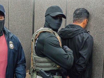 Migrantes se ayudan para evadir redadas del ICE en Texas