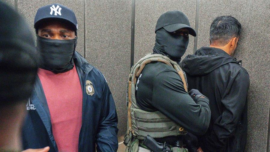 Cuidado con el hielo en las vías: en Texas, migrantes se ayudan para evadir redadas del ICE