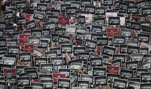 Multitud de seguidores de Charlie Kirk se da cita en Arizona para despedirlo junto a Trump