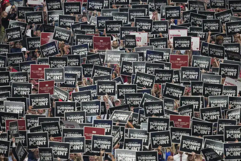 Multitud de seguidores de Charlie Kirk se da cita en Arizona para despedirlo junto a Trump