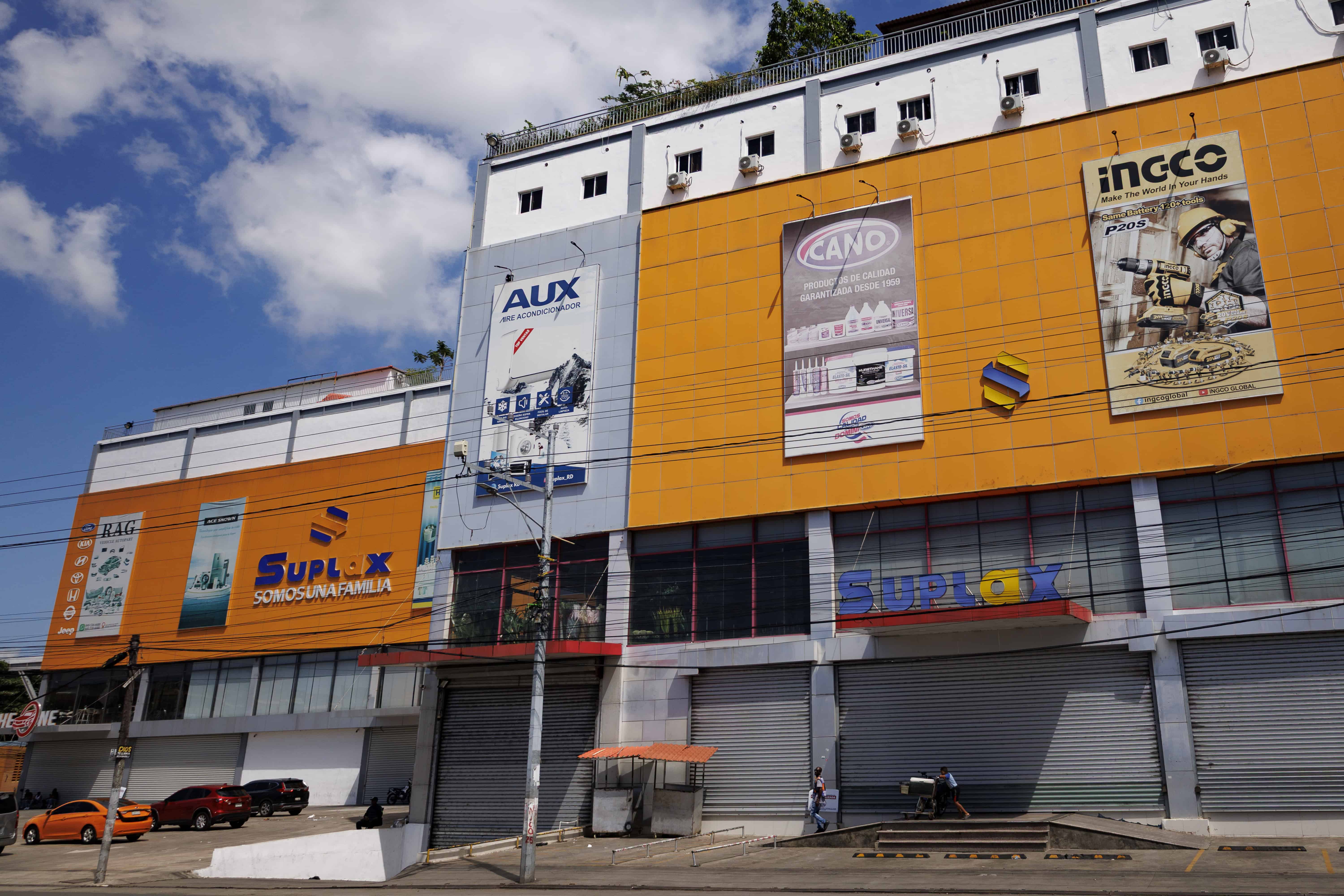 Tienda china en la avenida Nicolás de Ovando.
