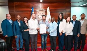 Declaran al actor Manny Pérez como Hijo Adoptivo de Santiago