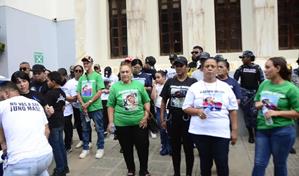 "¡No serás uno más!", familiares y amigos del barbero Vladimir Valerio realizan vigilia y caminata