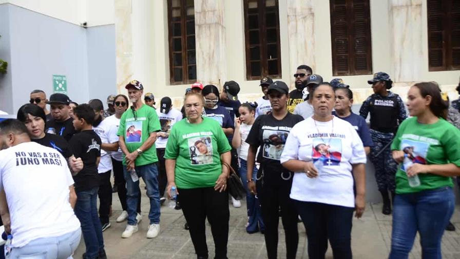 "¡No serás uno más!", familiares y amigos del barbero Vladimir Valerio realizan vigilia y caminata