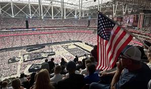 Republicanos convierten a Charlie Kirk en mártir conservador en multitudinaria despedida