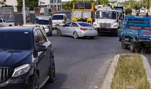 Caos vehicular en la intersección de la República de Colombia y Monumental