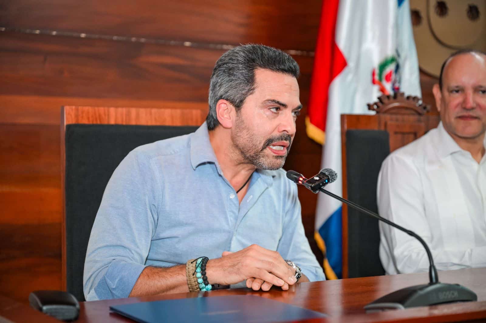 El actor Manny Pérez y el alcalde Ulises Rodríguez.