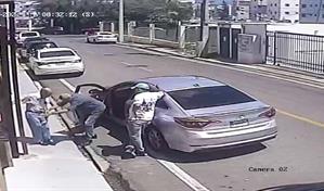 La Policía investiga atraco a adulto mayor captado en video en Santiago