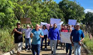 Comunitarios de Tavera, en La Vega, protestan por falta de agua potable y dan plazo a Inapa