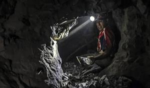 Derrumbe en una mina de oro en Colombia deja atrapados a 25 operarios