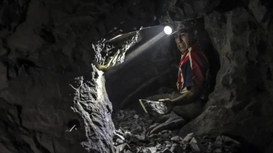 Derrumbe en una mina de oro en Colombia deja atrapados a 25 operarios