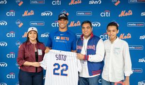 Juan Soto recibe al Ministro de Deportes, Kelvin Cruz, en Citi Field por el ´Mes de la Herencia