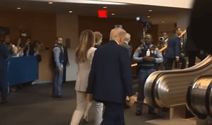 Escalera eléctrica se detiene justo cuando Donald y Melania Trump subían para la asamblea de la ONU