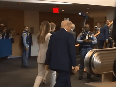 Los Trump sufren percance con escalera eléctrica en la ONU