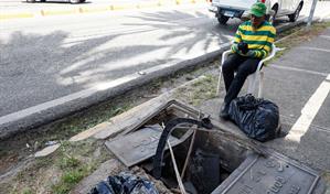 Sistema de cableado es un peligro para peatones en la avenida Lope de Vega