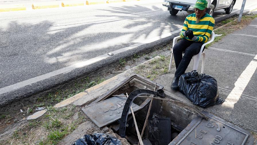 Sistema de cableado es un peligro para peatones en la avenida Lope de Vega Sistema de cableado es un peligro para peatones en la avenida Lope de Vega