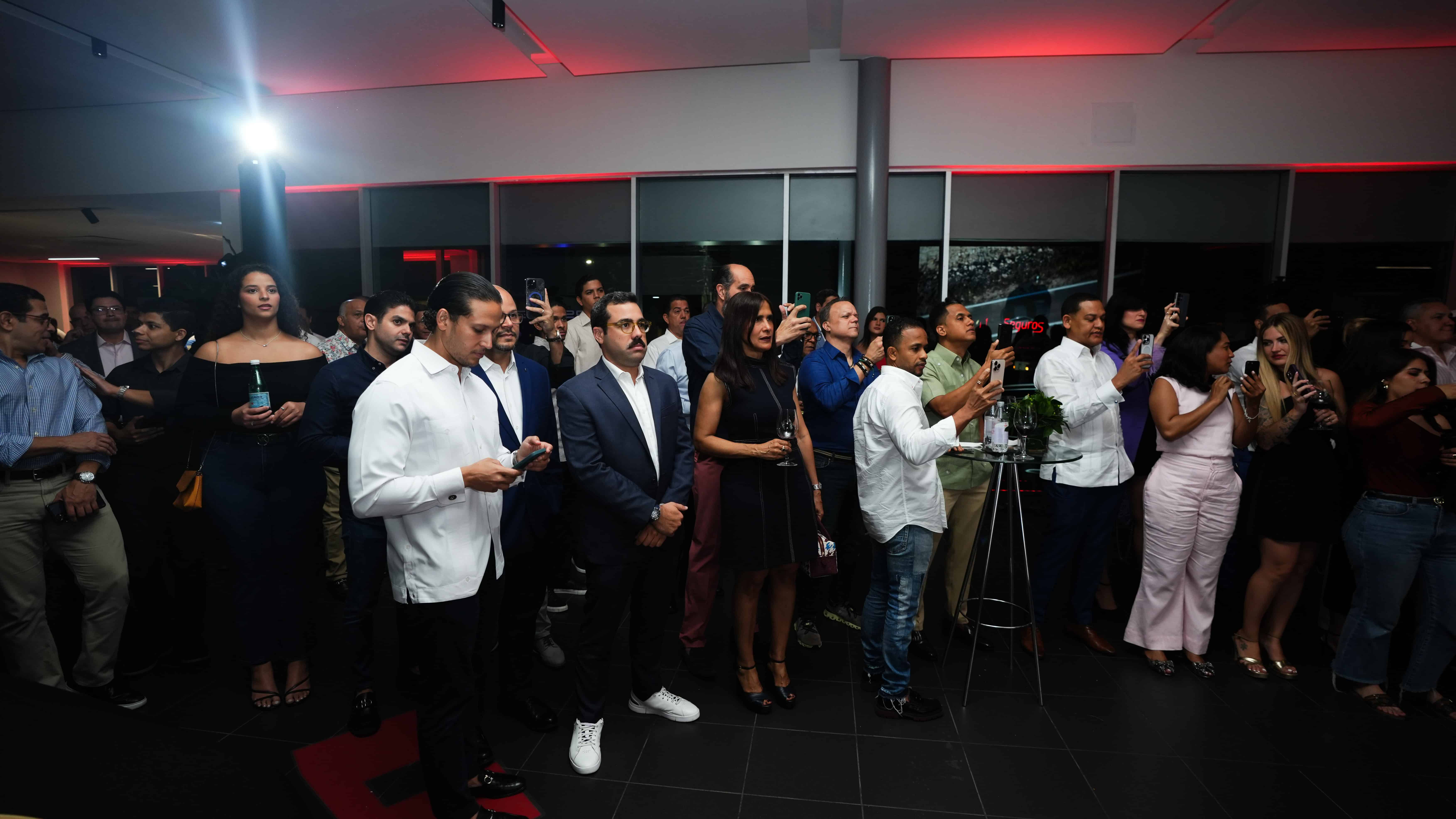 El evento de lanzamiento, celebrado en el concesionario de la marca, contó con la asistencia de medios de comunicación, influencers y expertos del mundo automovilístico.