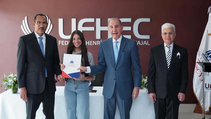 UFHEC recibe a 91 nuevos becados del Mescyt en programas de grado y posgrado