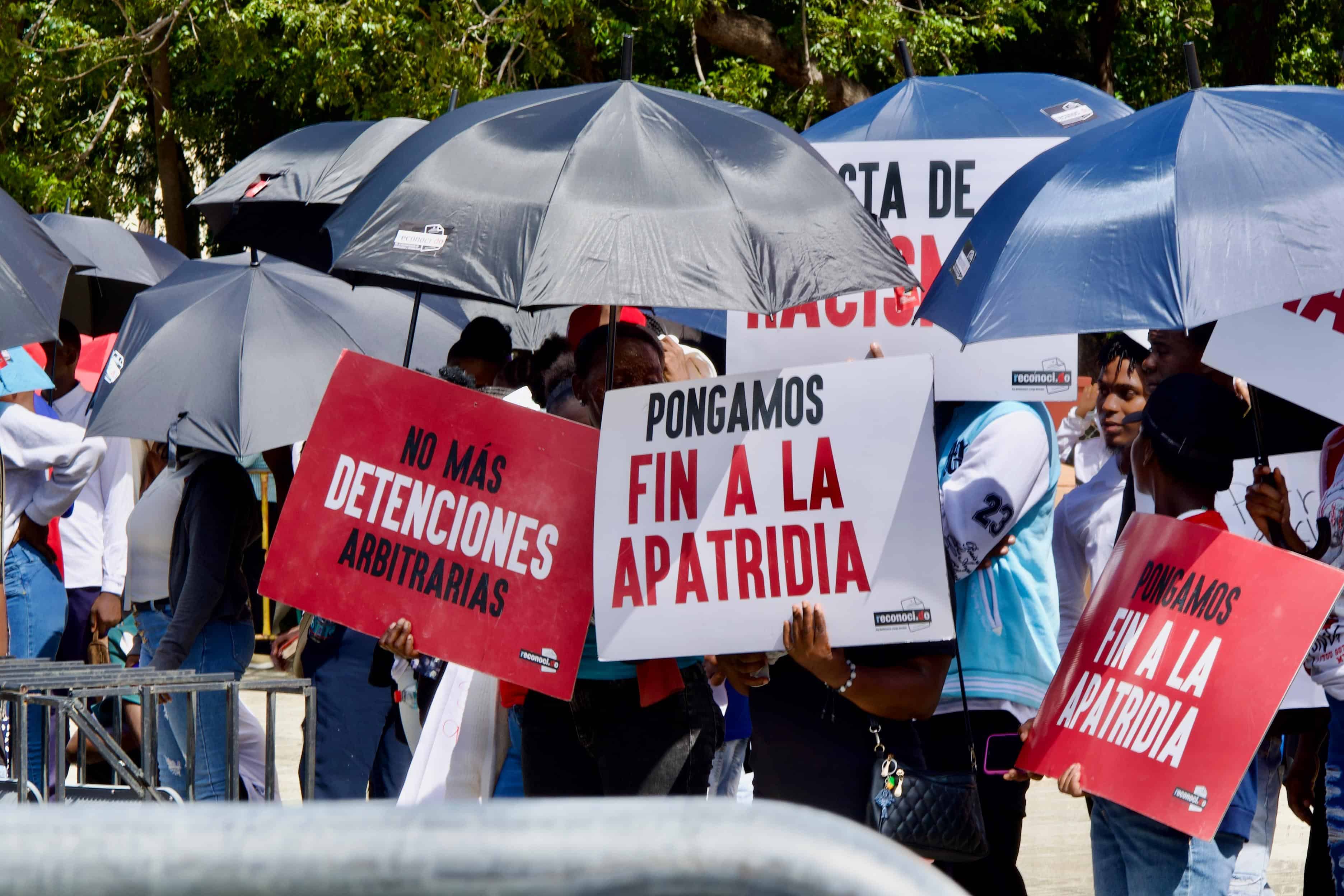 Manifestantes alzan carteles frente al Palacio Nacional. 