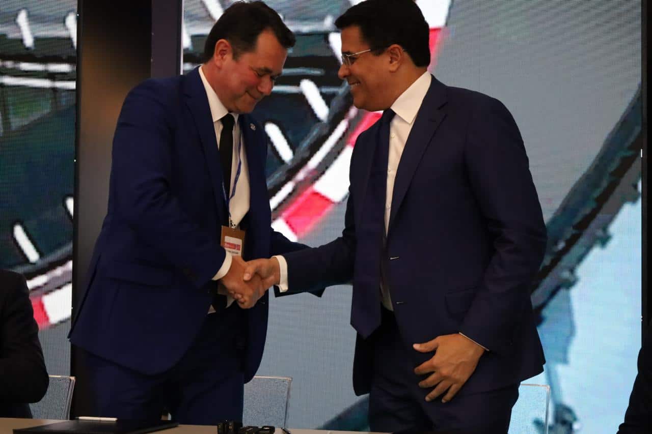 El ministro de Turismo, David Collado, y el director comercial de Air France, Frédéric Descours, se estrechan la mano tras formalizar el acuerdo.