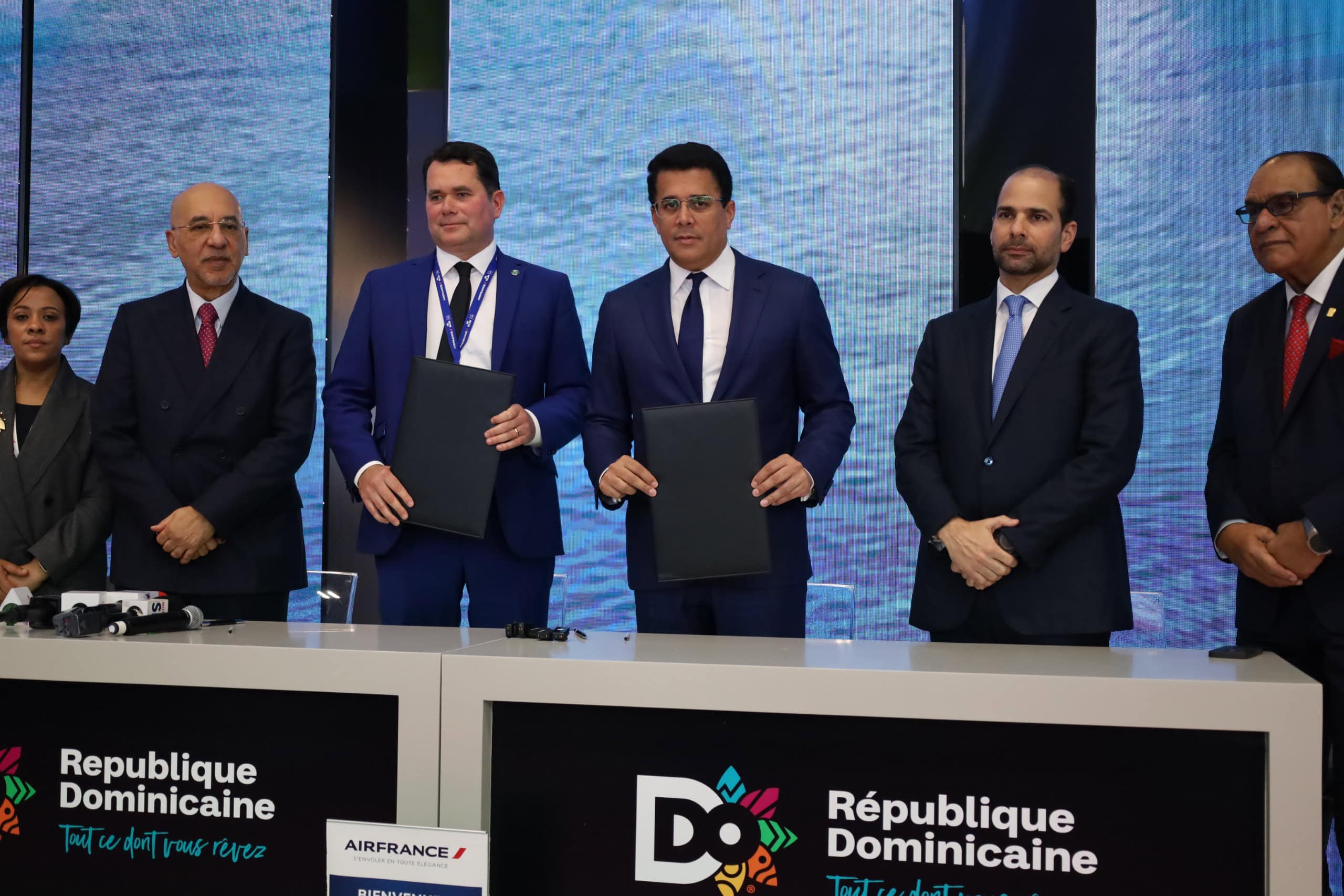 El ministro de Turismo, David Collado (centro), junto al director comercial de Air France, Frédéric Descours; el presidente del Grupo Diario Libre, Aníbal de Castro (izquierda); Frank Elías Rainieri, CEO del Grupo Puntacana (derecha); y Miguel Franjul, director de Listín Diario, quienes participaron como testigos en la firma del acuerdo para restablecer la ruta.