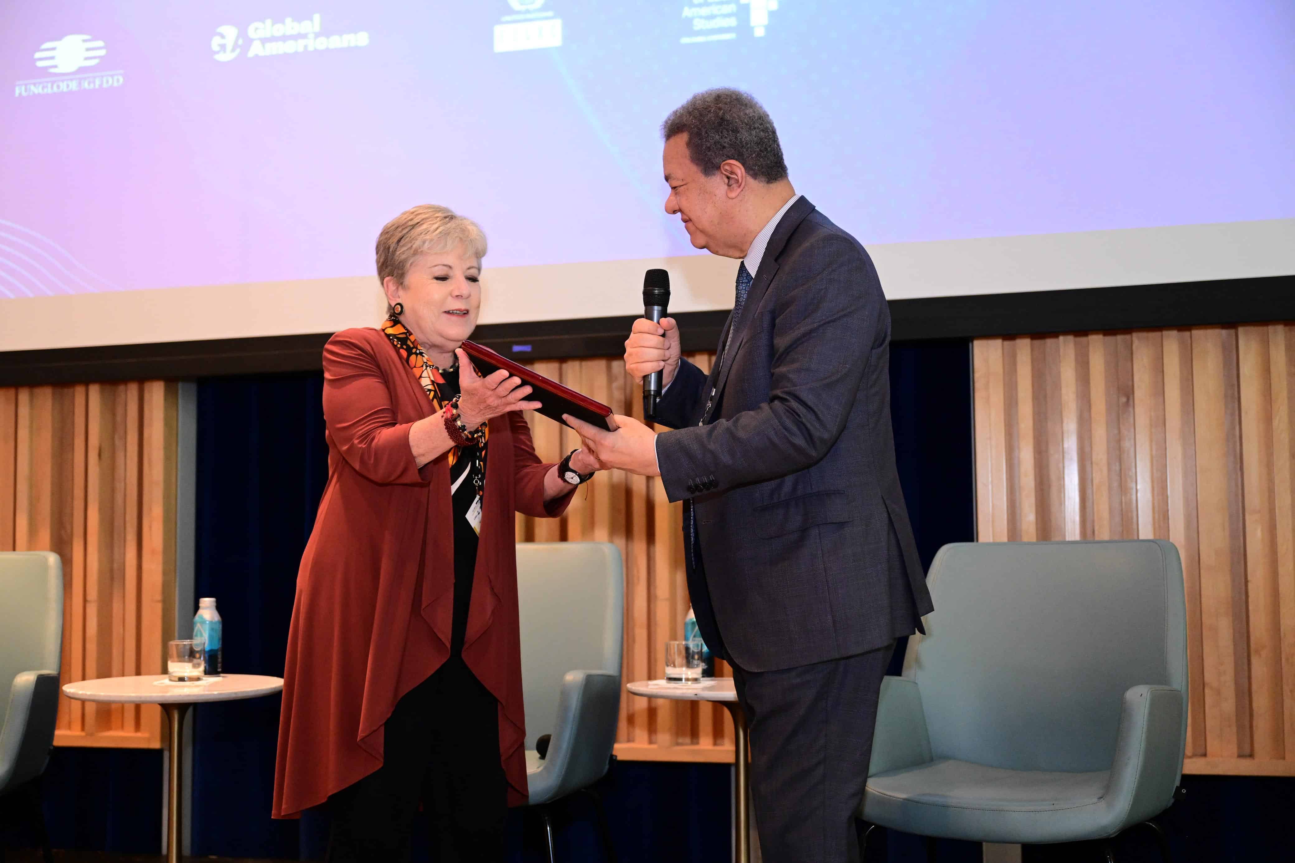 Alicia Bárcena recibe un reconocimiento de Leonel Fernández, presidente de Funglode. 
