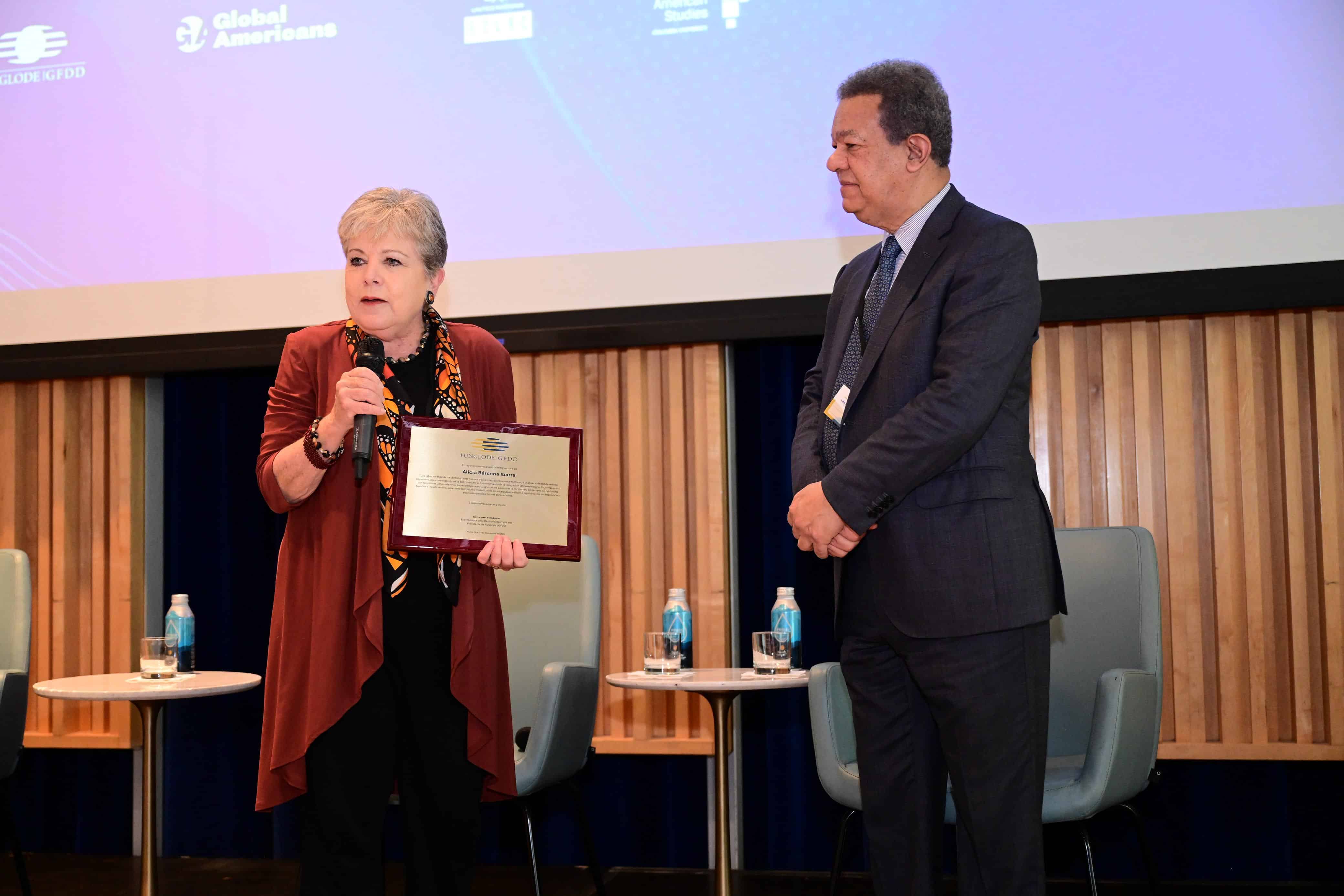 Alicia Bárcena agradece el reconocimiento otorgado durante el VII Foro Global: América Latina y el Caribe 2025.