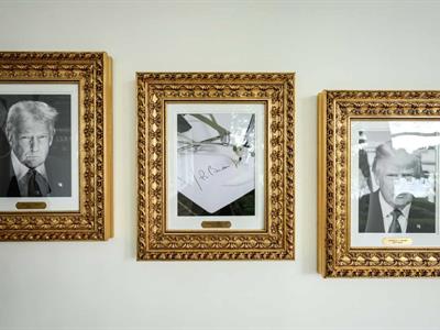 Donald Trump sustituye foto de Biden en la galería presidencial