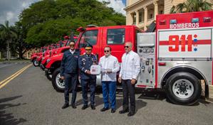El Gobierno entrega 12 camiones de bomberos para reforzar respuesta ante emergencias