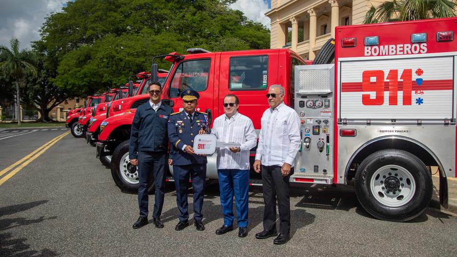 El Gobierno entrega 12 camiones de bomberos para reforzar respuesta ante emergencias