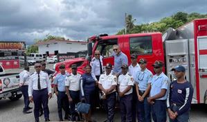 Villa Altagracia recibe moderno camión de bomberos