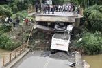 Colapsa puente en Monte Plata mientras un camión transitaba sobre la estructura