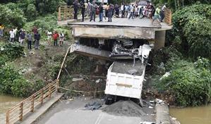 Colapsa puente en Monte Plata mientras un camión transitaba sobre la estructura