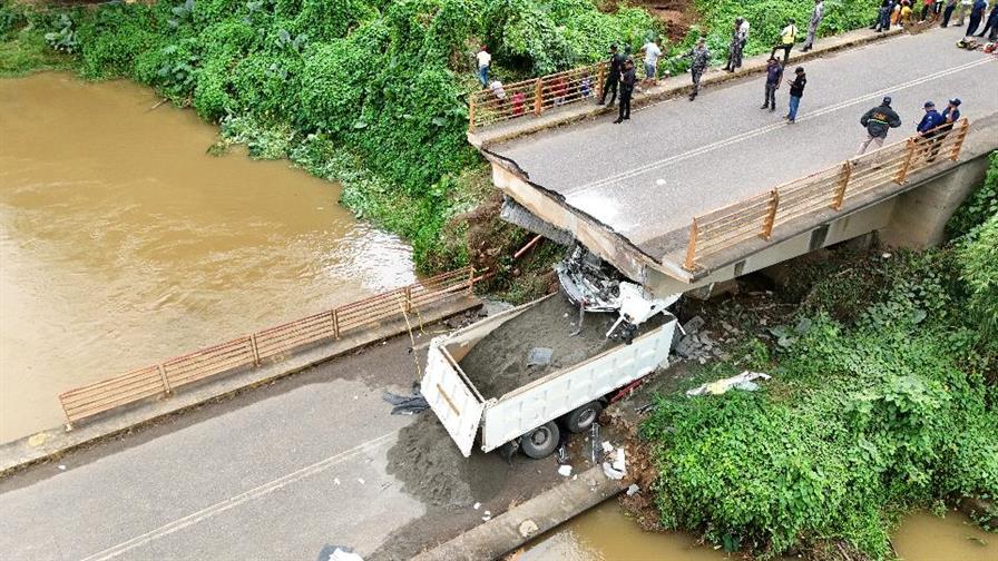 Colapso de puente en Monte Plata pudo ser tragedia mayor: cientos de niños lo cruzan cada día Colapso de puente en Monte Plata pudo ser tragedia mayor: cientos de niños lo cruzan cada día