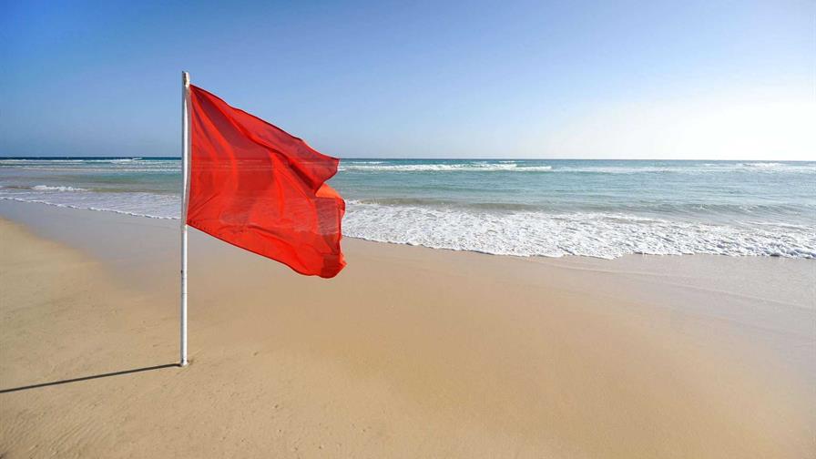 Colocan bandera roja en todas las playas de Puerto Plata y proh&iacute;ben ba&ntilde;arse