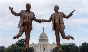 Polémica: colocan estatua de Trump y Epstein agarrados de la mano frente al Capitolio