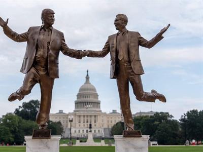 Colocan estatua de Trump y Epstein frente al Capitolio de EE. UU.