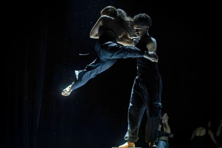Jóvenes talentos de la danza contemporánea durante su participación en el Festival Internacional de Danza Contemporánea (EDANCO).