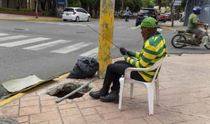 Cartón como única protección: denuncian riesgo eléctrico en esquina de las calles Delgado y Francia
