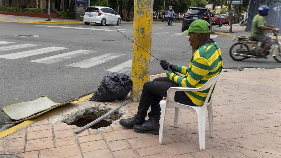 Cartón como única protección: denuncian riesgo eléctrico en esquina de las calles Delgado y Francia