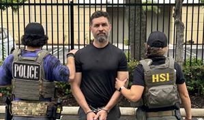 ICE publica foto del arresto del empresario haitiano Dimitri Vorbe