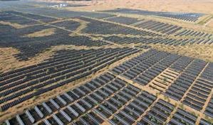 China cubre sus desiertos con paneles solares para alimentar su economía