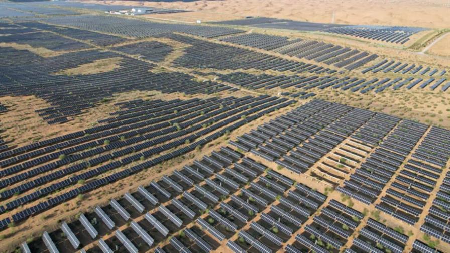 China cubre sus desiertos con paneles solares para alimentar su economía