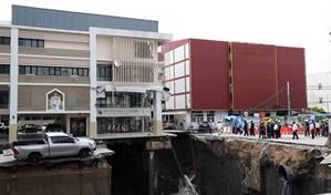 Tailandia comienza a reparar un enorme socavón en una calle frente a hospital en Bangkok