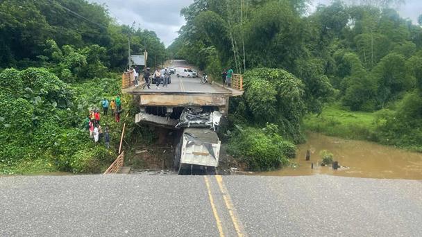 Colapsa puente en Monte Plata