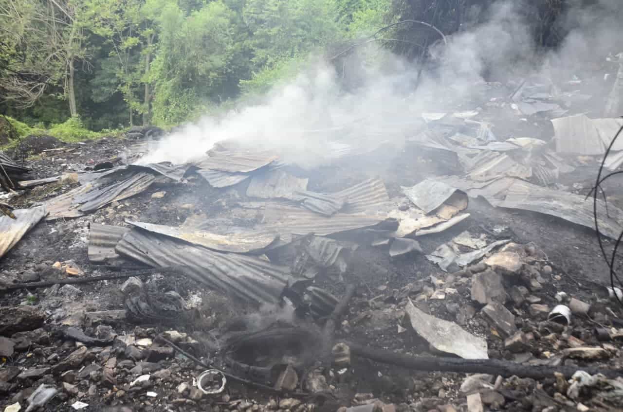 El humo aún persiste entre los escombros. 